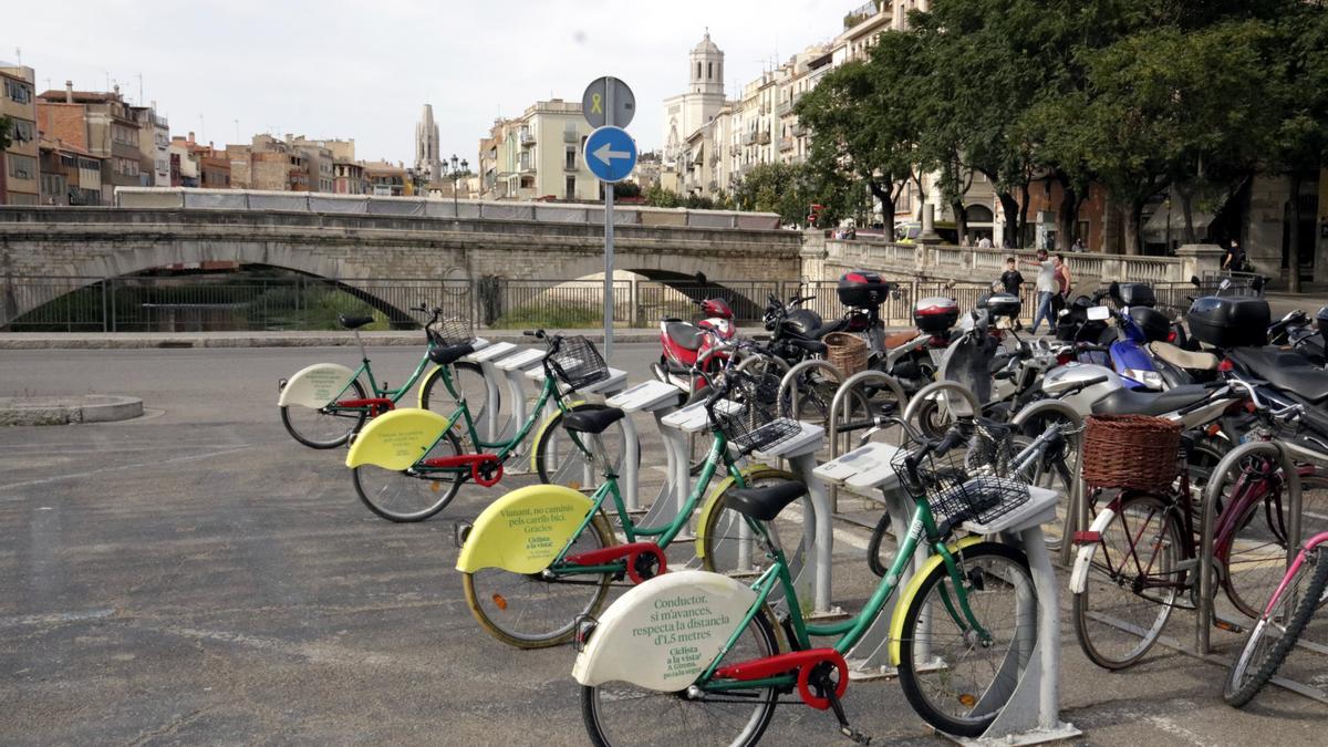 L&#039;aparcament de Girocleta que hi ha a la plaça Catalunya de Girona; al fons, el pont de Pedra, la Catedral i Sant Fèlix.