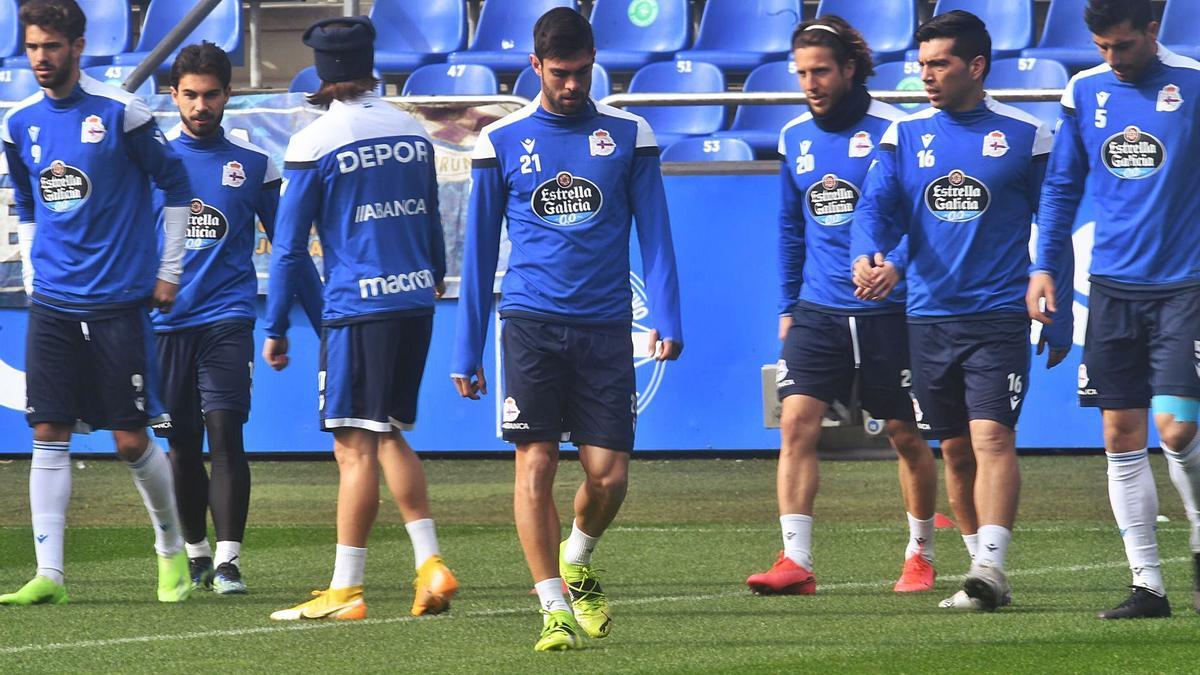 Los jugadores deportivistas, durante un entrenamiento en Riazor. |  // CARLOS PARDELLAS