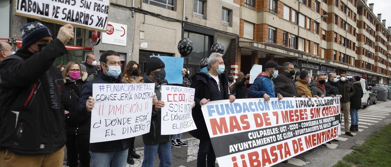 Concentración de trabajadores de la Fundación Metal frente a la sede de UGT en Gijón