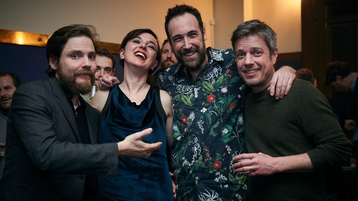 De izquierda a derecha: Daniel Brühl, Sofia Boixet y el chef Sergio Andreu, en el Bar Gracia de Berlín.