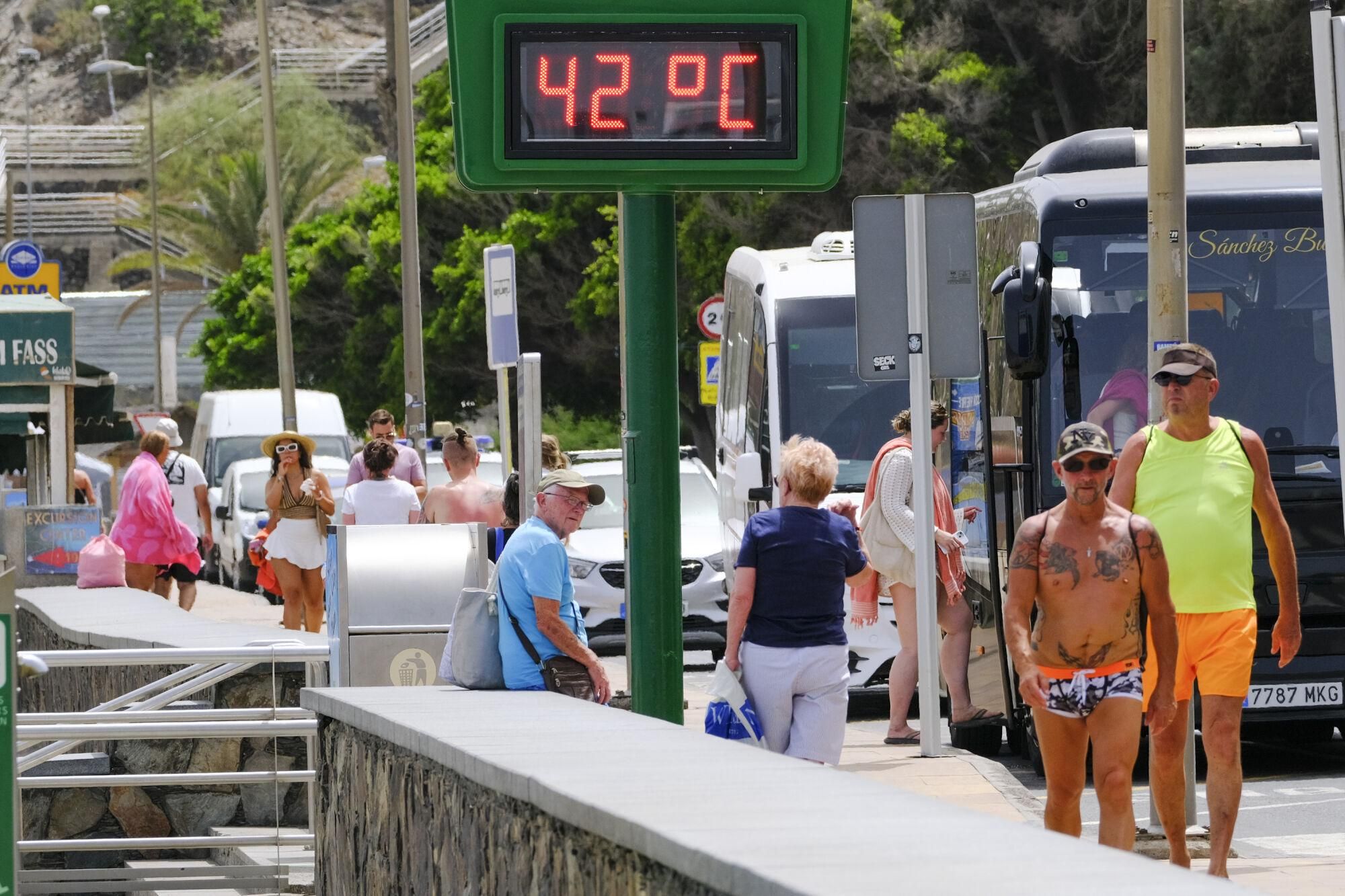Jornada de fuerte calor en Playa del Inglés (17/07/25)