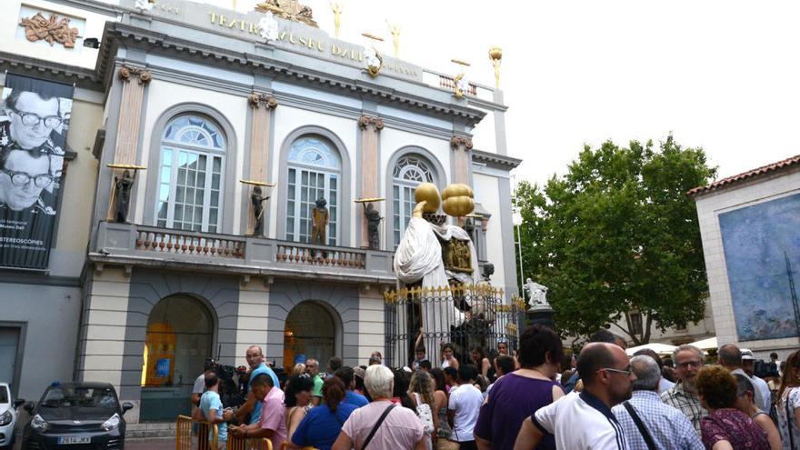 Cues a la porta d&#039;entrada del Museu Dalí