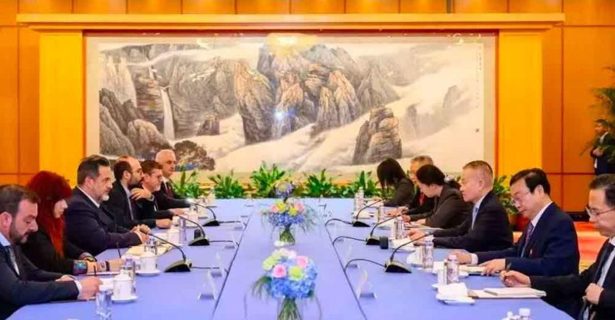 Ángel García, último en la línea de la izquierda, en uno de los encuentros celebrados en China.