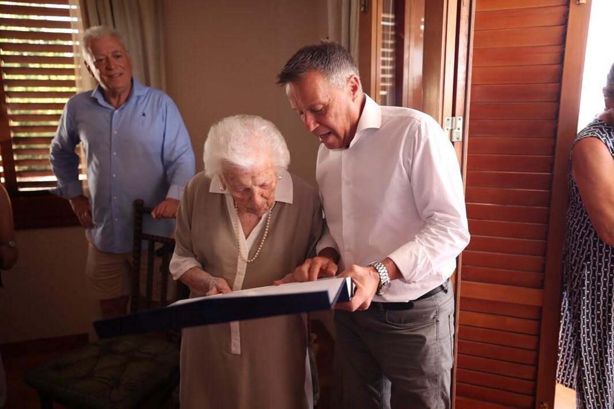 Virginia Felis y el alcalde de Burriana, Jorge Monferrer, apreciando la placa conmemorativa que reconoce su longevidad