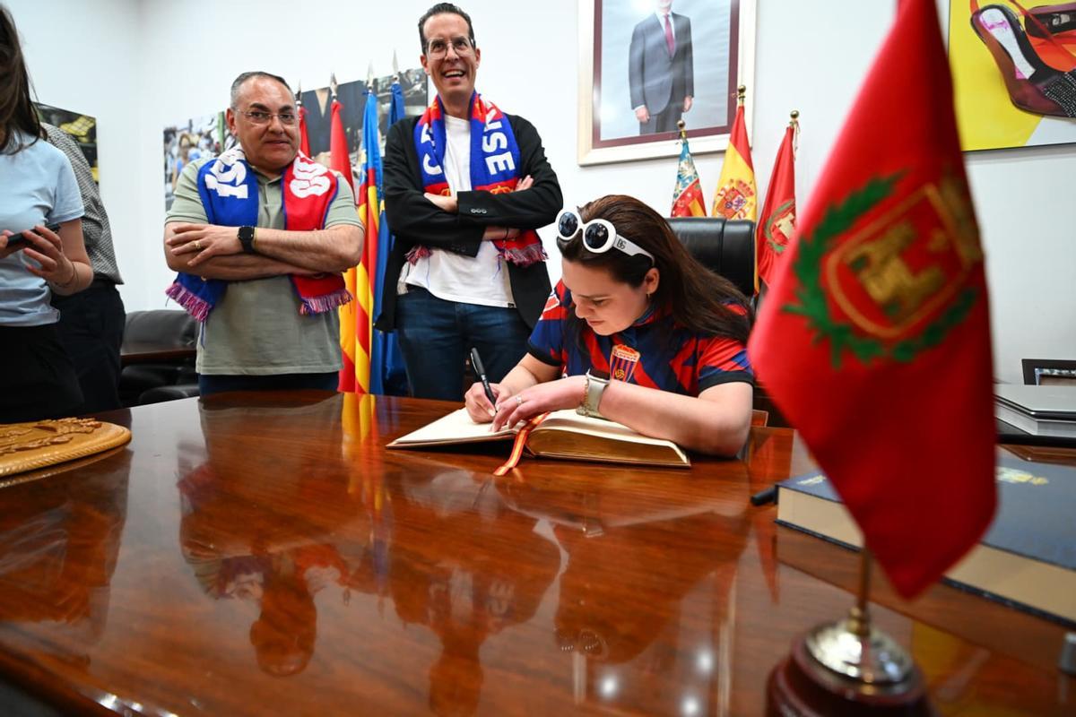 La presidenta del Eldense, Carolina Holguín, firma en el Libro de Honor de la ciudad con la presencia del alcalde, Rubén Alfaro, y el edil de Deportes, Enrique Quilez.