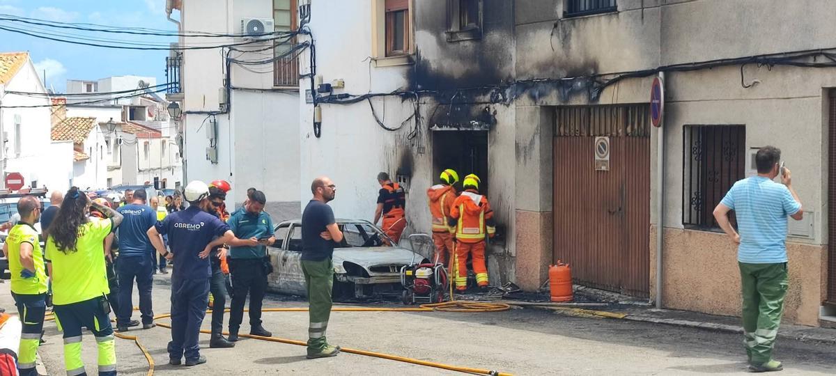 Estado de la vivienda y el vehículo tras el incendio.