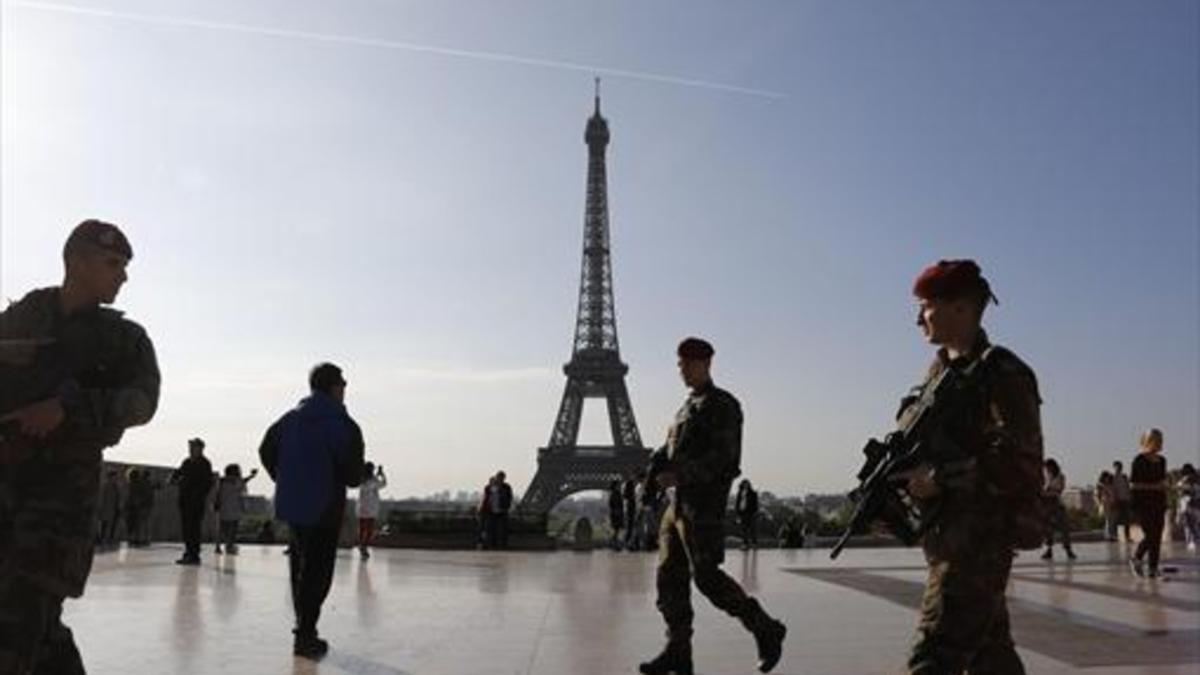 Un militar vigila las inmediaciones de la torre Eiffel, en abril del pasado año.