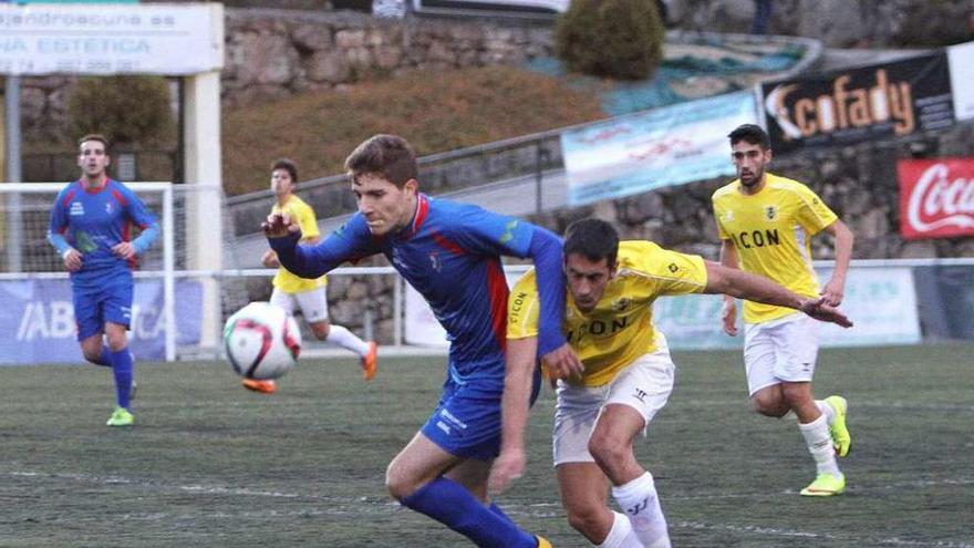 Un jugador del Choco trata de recuperar el balón durante un encuentro de Liga. // Iñaki Osorio