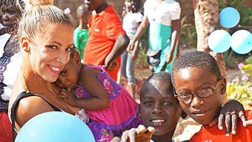 María Redondo, con los niños del campamento urbano que gestiona, en una de sus últimas visitas.