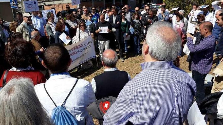 Científicos congregados ayer ante el Palacio de la Moncloa, para exigir su homologación.