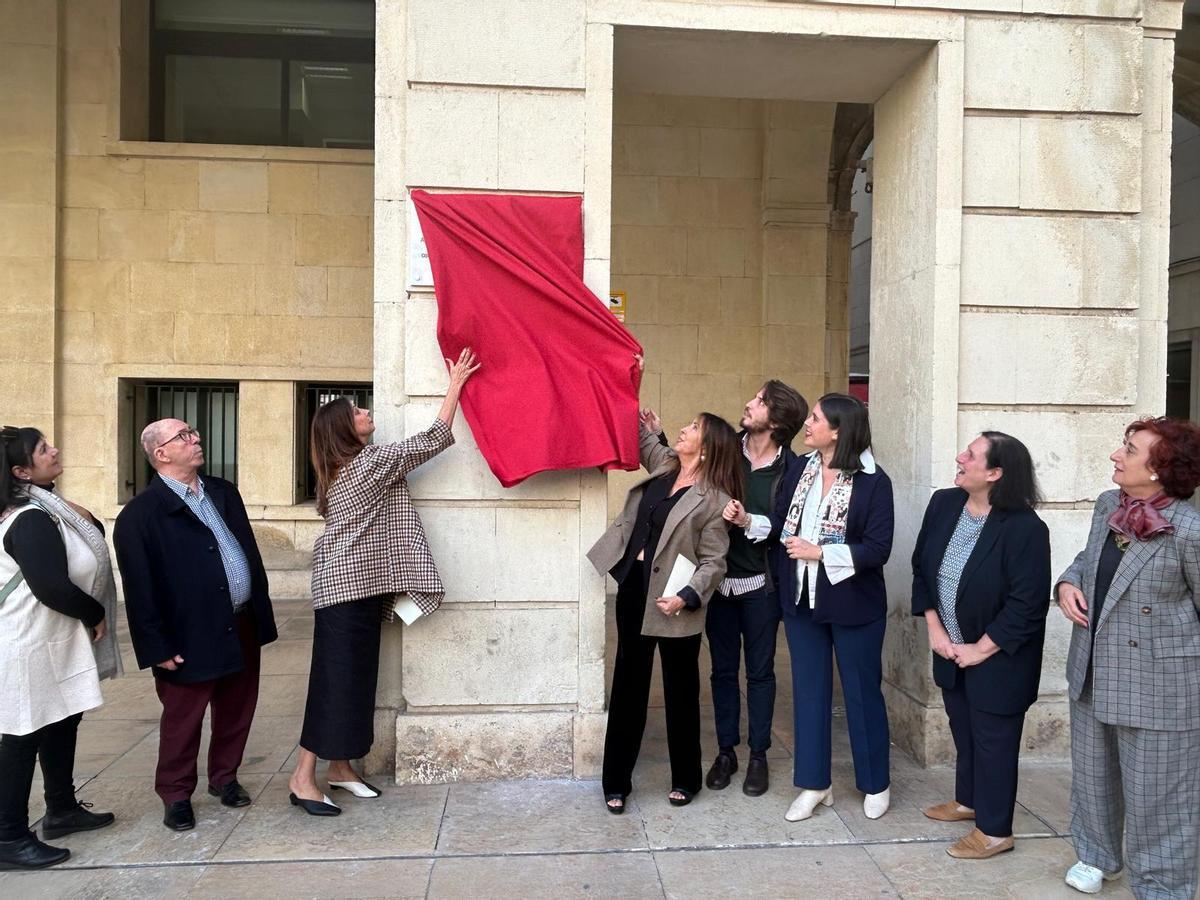 Momento de instalación de la placa conmemorativa en la Plaza del Ayuntamiento