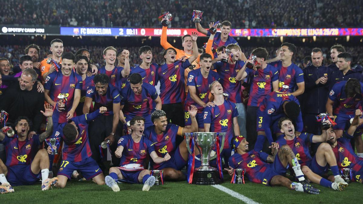 Hansi Flick y sus jugadores y staff técnico celebran la conquista del título de la Liga 2025/26 en el Spotify Camp Nou
