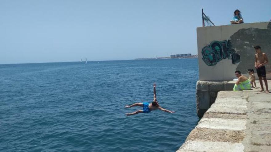 Las zonas más peligrosas de Alicante donde se realizan saltos al mar