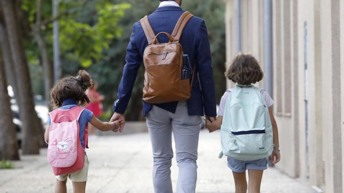 Una família gironina recorrent el camí cap a l’escola. | ANIOL RESCLOSA