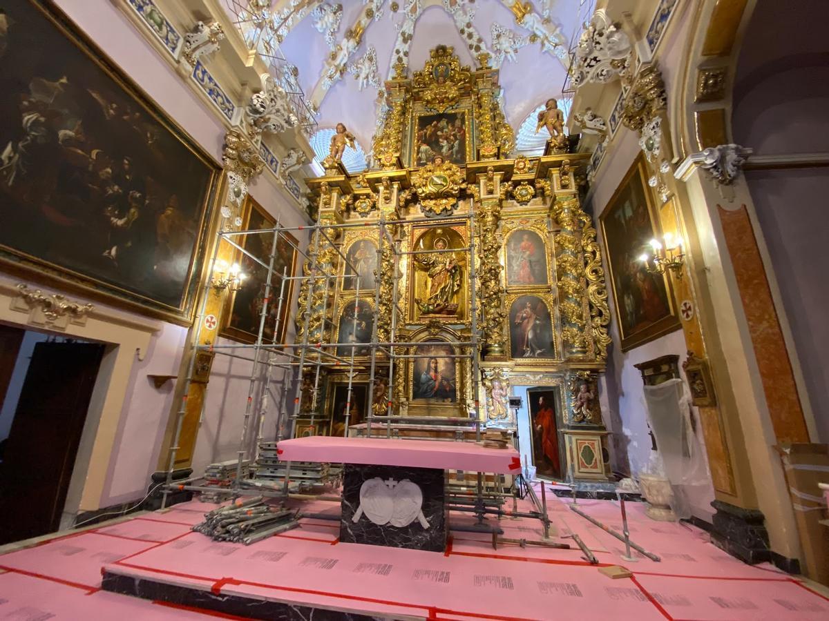 Colocación del andamio ante el retablo de la iglesia de Agullent para iniciar los trabajos de restauración.