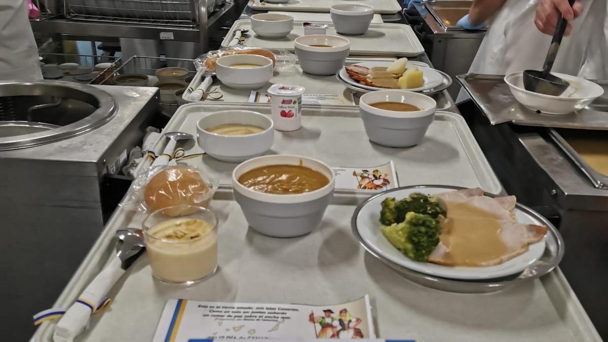 Servicio de Cocina preparando menús especiales por el Día de Canarias