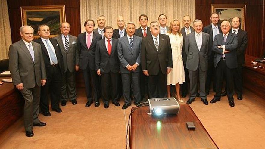 Los miembros del Consejo de Administración de Unión Fenosa reunidos ayer la sede central de Caixanova, en Vigo.