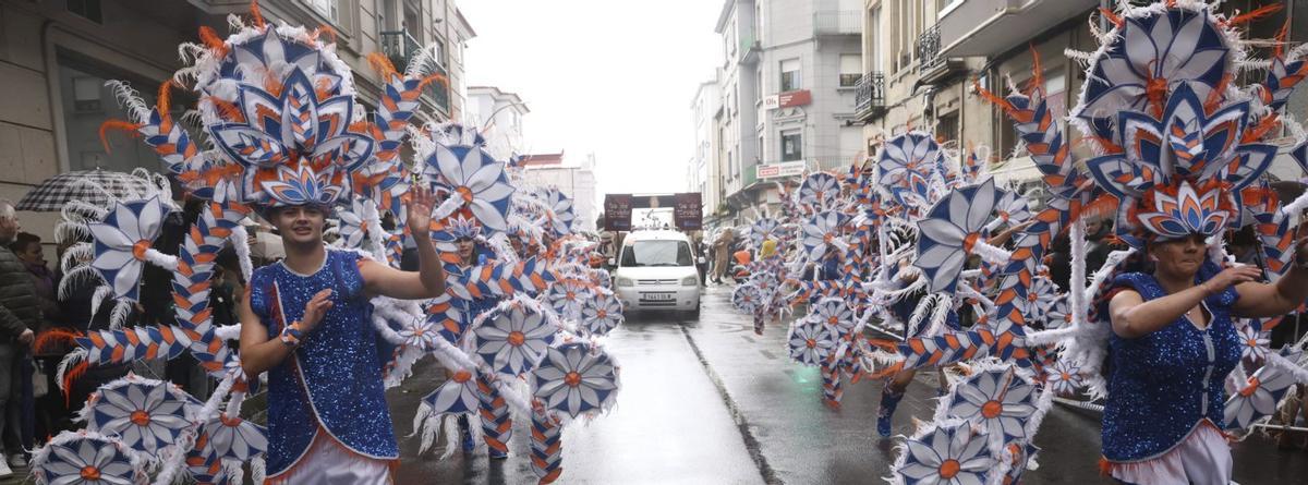 El «Jardín de ilusión» de Poio que animó las calles de Vilagarcía con su música y su coreografía. | NOÉ PARGA