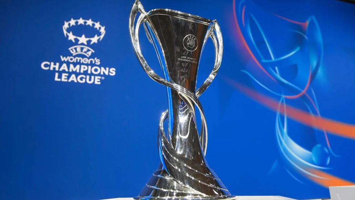 El trofeo de la UEFA Women's Champions League