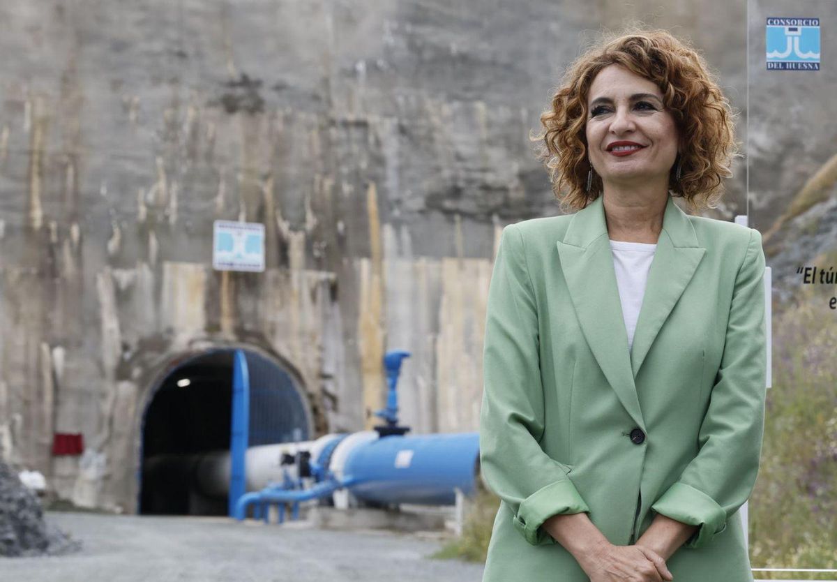 María Jesús Montero inauguró ayer el túnel de cabecera del embalse de Huesna (Sevilla). | EFE