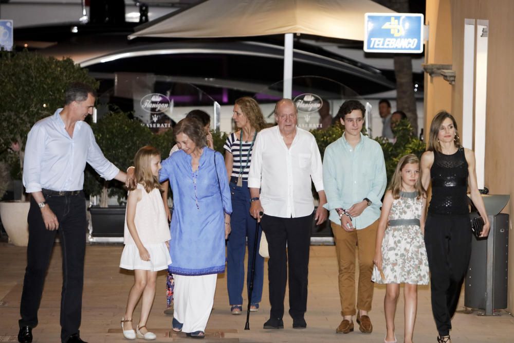 Da waren sie komplett: Nachdem auch Königin Letizia zur royalen Sommerfrische auf Mallorca eingetroffen ist, wurde die Großfamilie am Sonntag (31.12.) beim Abendessen im Yachthafen von Puerto Portals gesichtet. Dort kehrten die Royals im exklusiven Restaurant Flanigan ein.