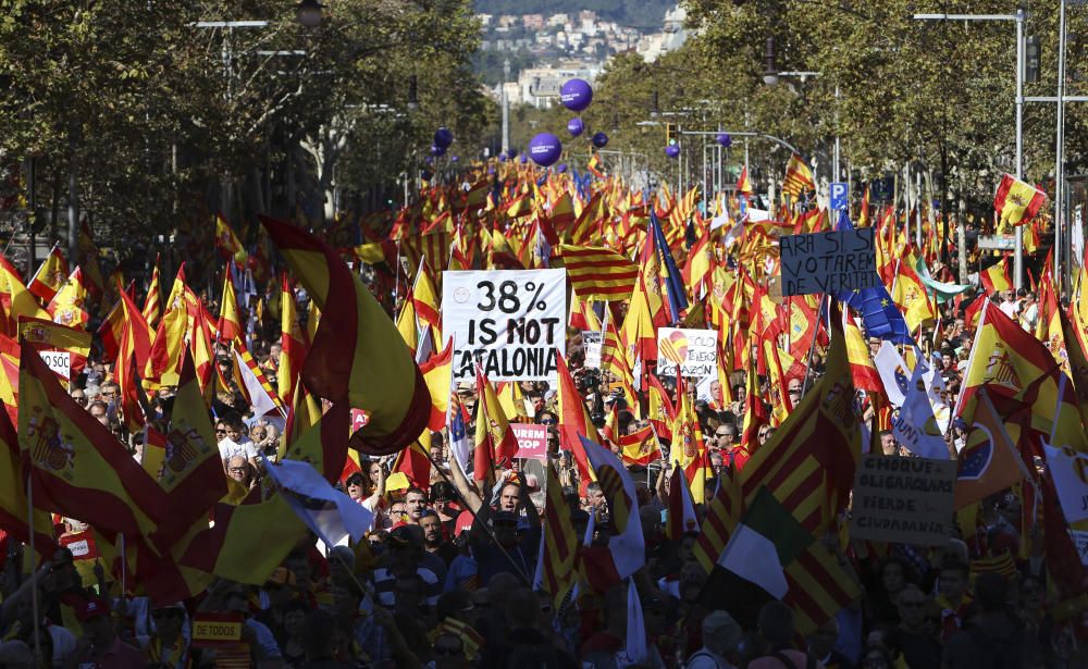 Milers de persones es manifesten a favor de la unitat d'Espanya a Barcelona