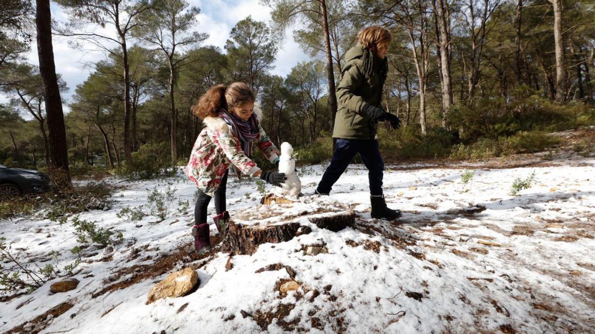 Las temperaturas se desploman y sa Talaia de Sant Josep se cubre de nieve | JUAN A. RIERA