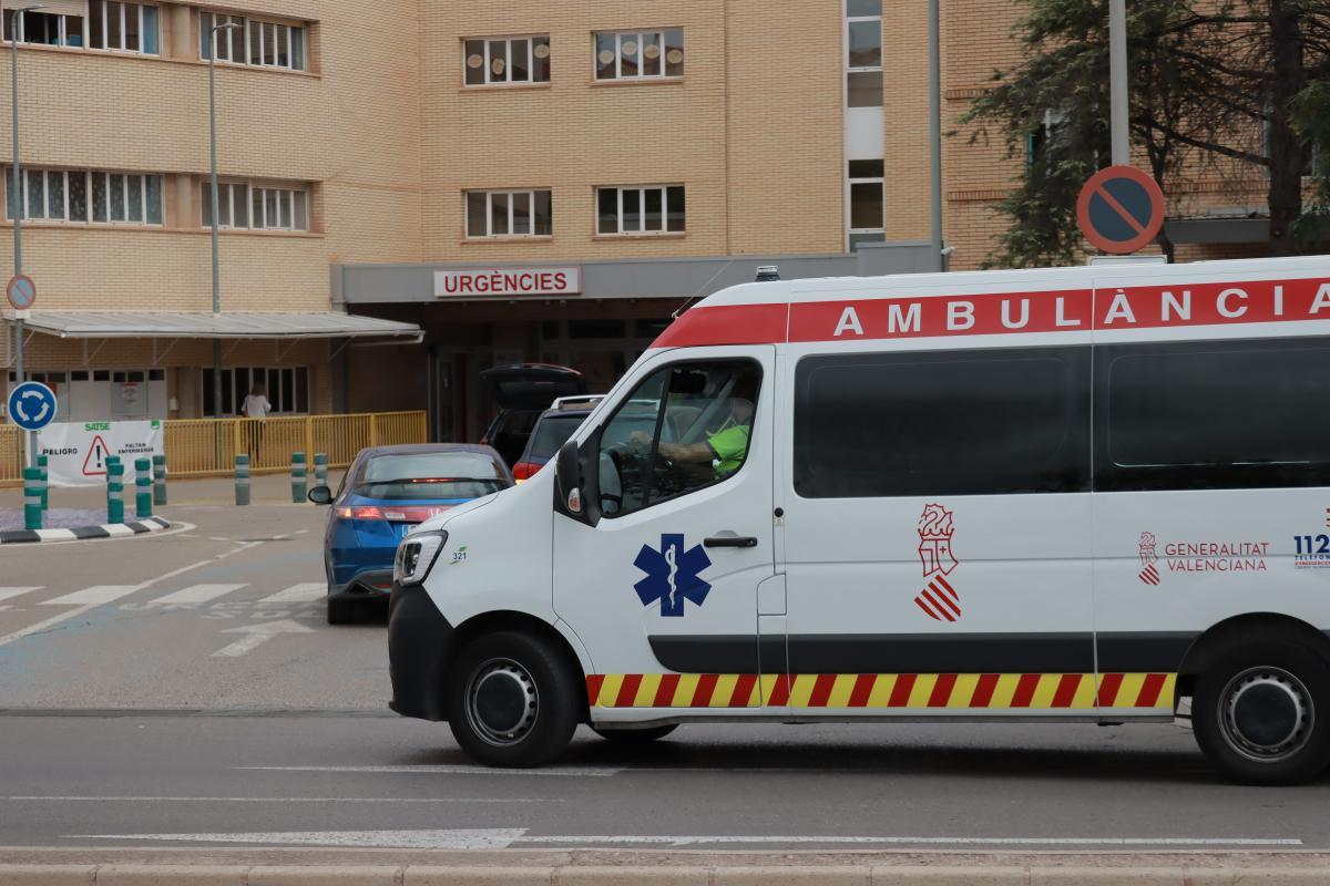 Una ambulancia entra en el Hospital General en imagen de archivo.