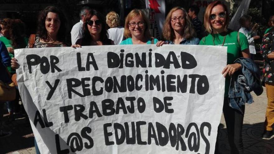 Educadoras en la concentración ante la sede del Consell en Alicante