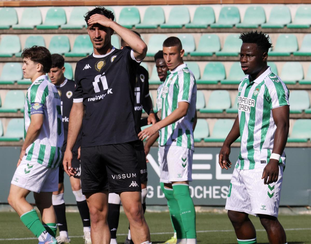 Oriol Soldevila se protege del sol durante el partido frente al filial del Betis en Sevilla.