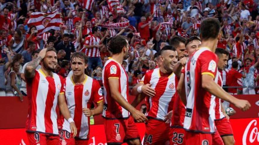 Els jugadors del Girona celebren un dels dos gols que van marcar a l&#039;Atlètic en la primera jornada de Lliga.