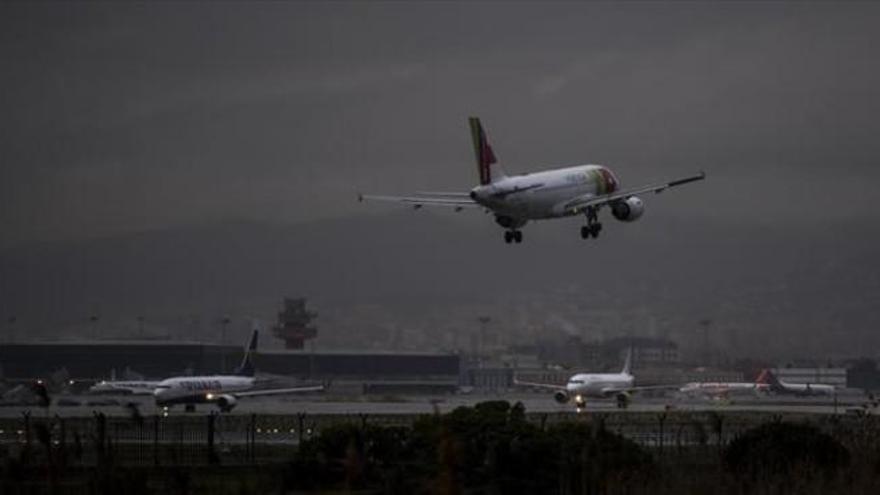 Un avión de Air Canada prepara un aterrizaje de emergencia en Barajas