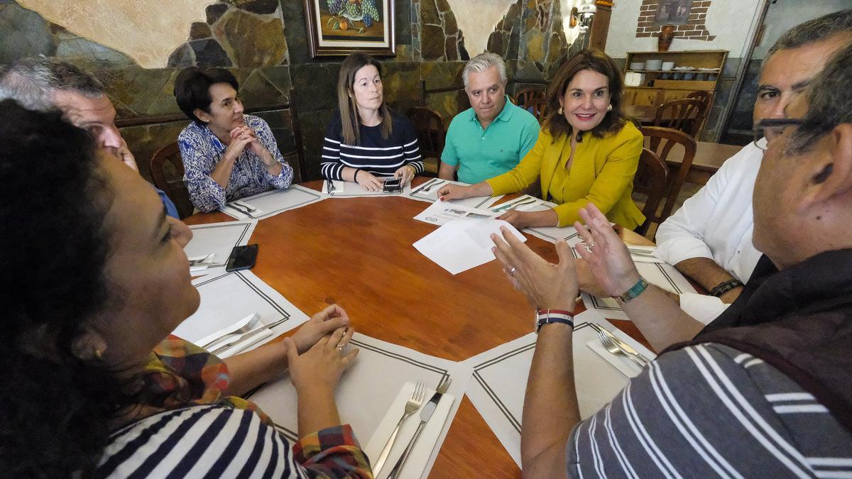 Jimena Delgado, candidata a la alcaldía de Las Palmas de Gran Canaria por el PP, con una representación de la Asociación de Empresarios de 7Palmas en el restaurante Timagada.