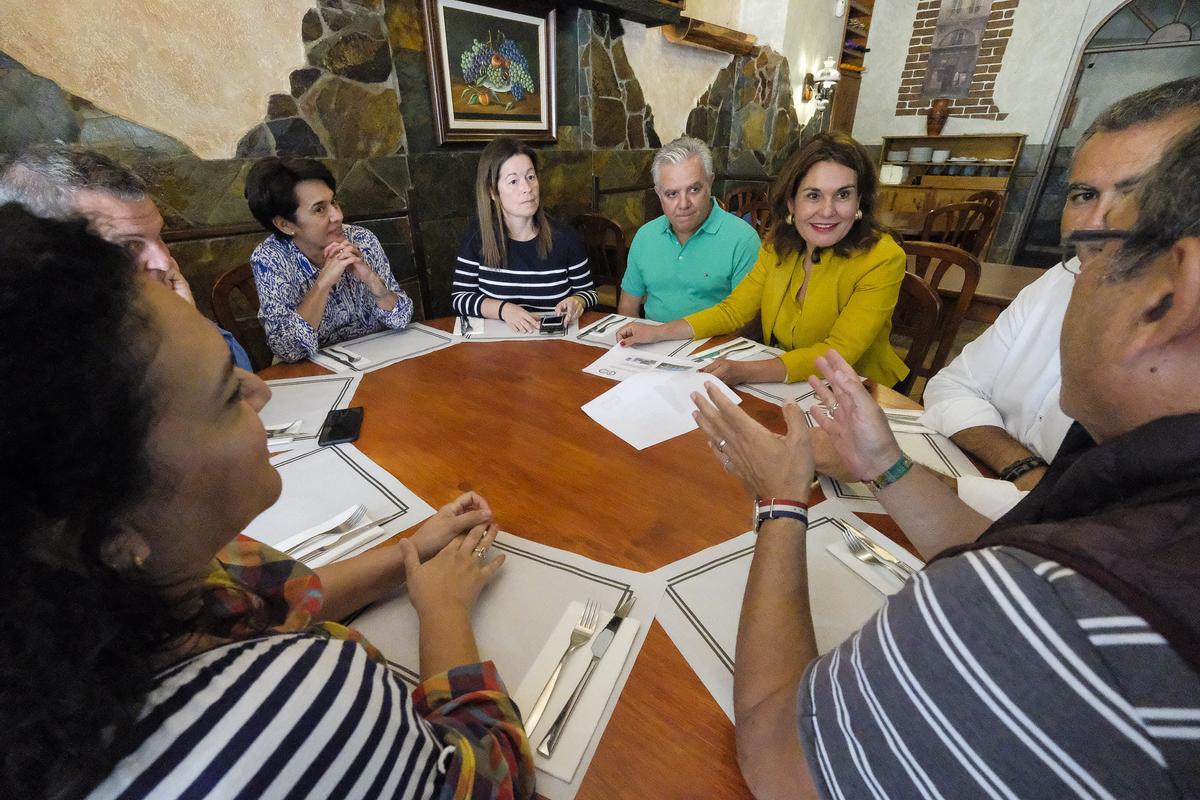 Jimena Delgado, candidata a la alcaldía de Las Palmas de Gran Canaria por el PP, con una representación de la Asociación de Empresarios de 7Palmas en el restaurante Timagada.