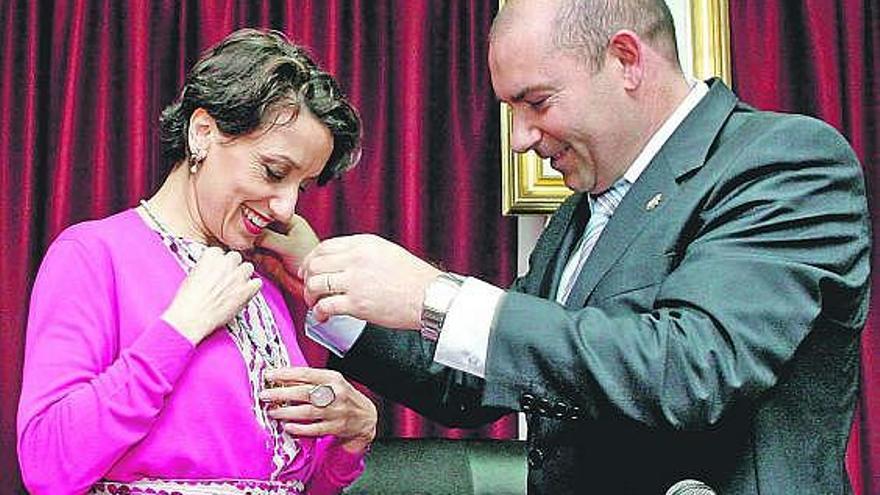 José Ignacio Porto, alcalde de Boimorto, impone la medalla de hija predilecta a Luz Casal.