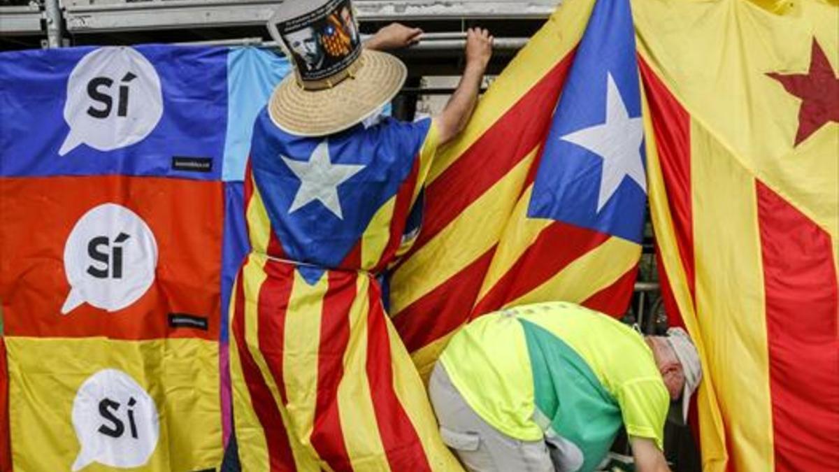 La bandera 8Manifestación de la Diada en la plaza de Catalunya.