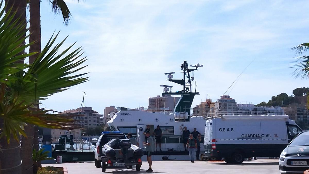 La Guardia Civil en el puerto de Dénia tras el rescate del cuerpo del buceador.