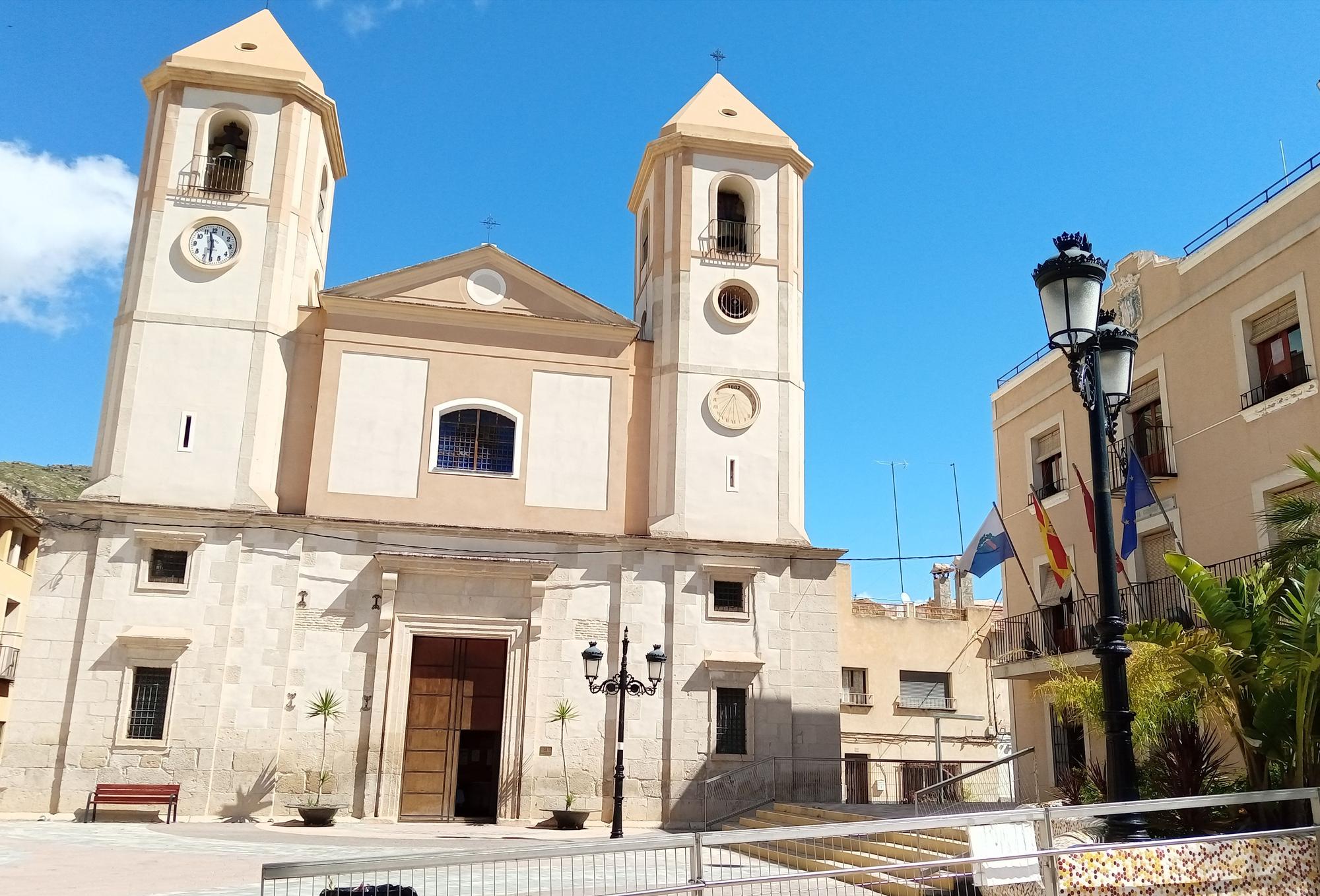 Desde el otro lado del Segura se alza majestuosa su Iglesia de la Asunción, junto al  Ayuntamiento,  coronando su Plaza de la Constitución