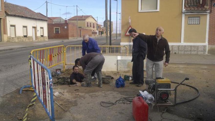 Obra para mejorar el abastecimiento de agua realizada en Villalpando con cargo al Plan Municipal de Obras.