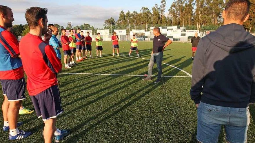 Plantilla y cuerpo técnico del Estradense escuchan al presidente Toño Camba, ayer, en el inicio de la pretemporada. // Bernabé/Cris M. V.