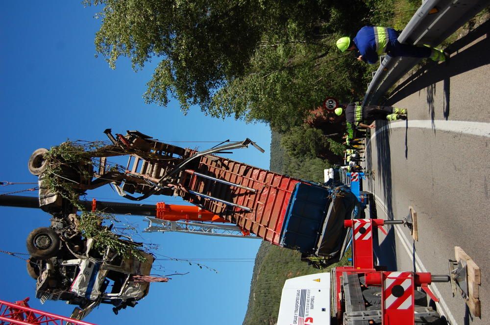 Retirada d'un camió accidentat a la C-55