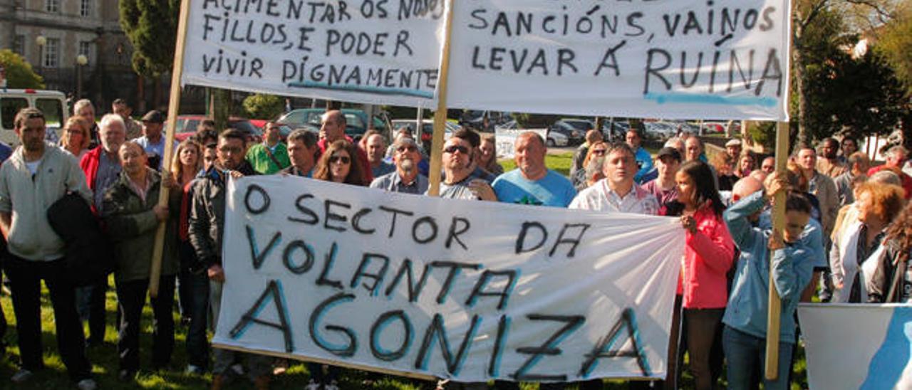 Las cerca de 200 personas que se reunieron ayer en San Caetano, Santiago, para la protesta. // Xoán Álvarez