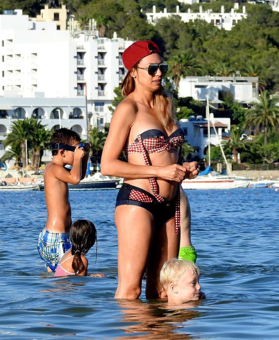 Lily, la mujer de Becker, con su hijo Amadeus en Ibiza.