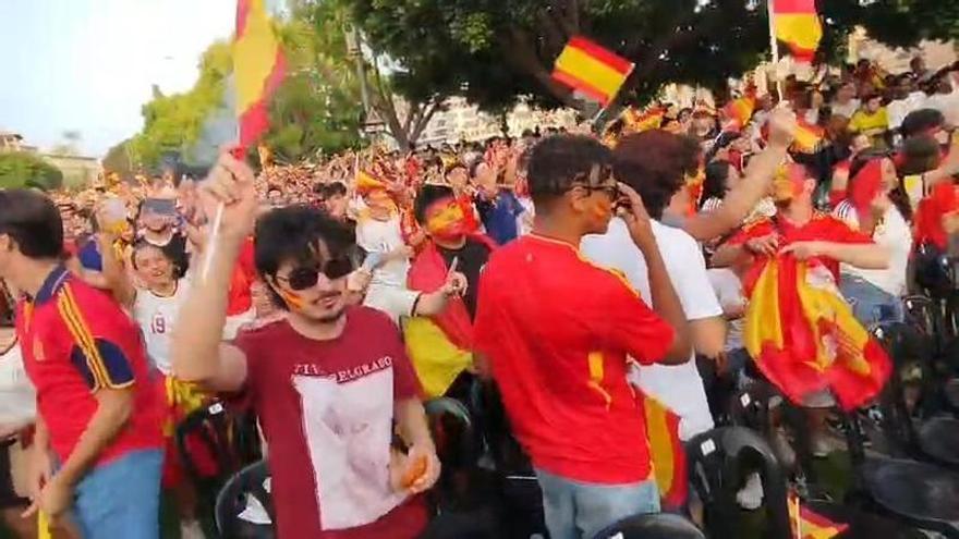 Aficionados de España esperan el partido en la avenida Teniente Flomesta