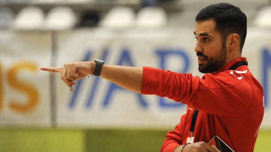 Cacheda imparte instrucciones durante el Disiclín-Culleredo del sábado. |  Bernabé/Javier Lalín