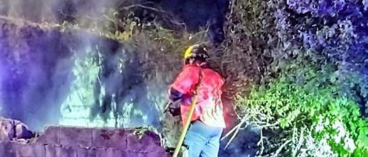 Efectivos del Grupo Municipal de Emerxencias-Protección Civil, sofocando el incendio.