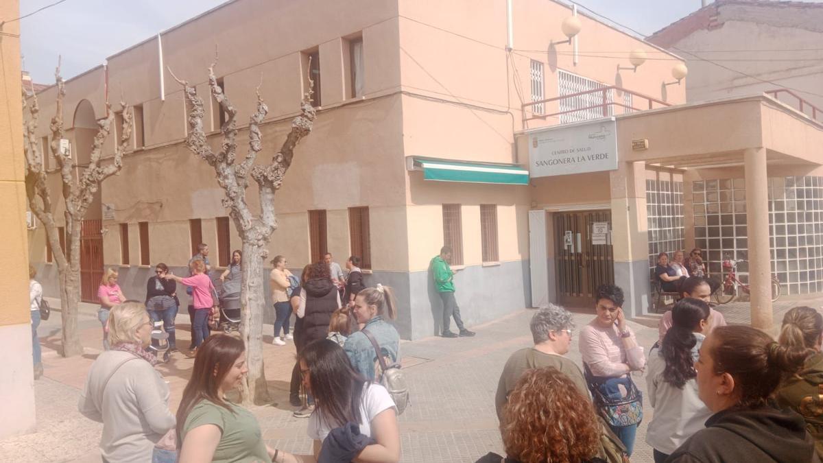 Concentración frente al consultorio de Sangonera La Verde.