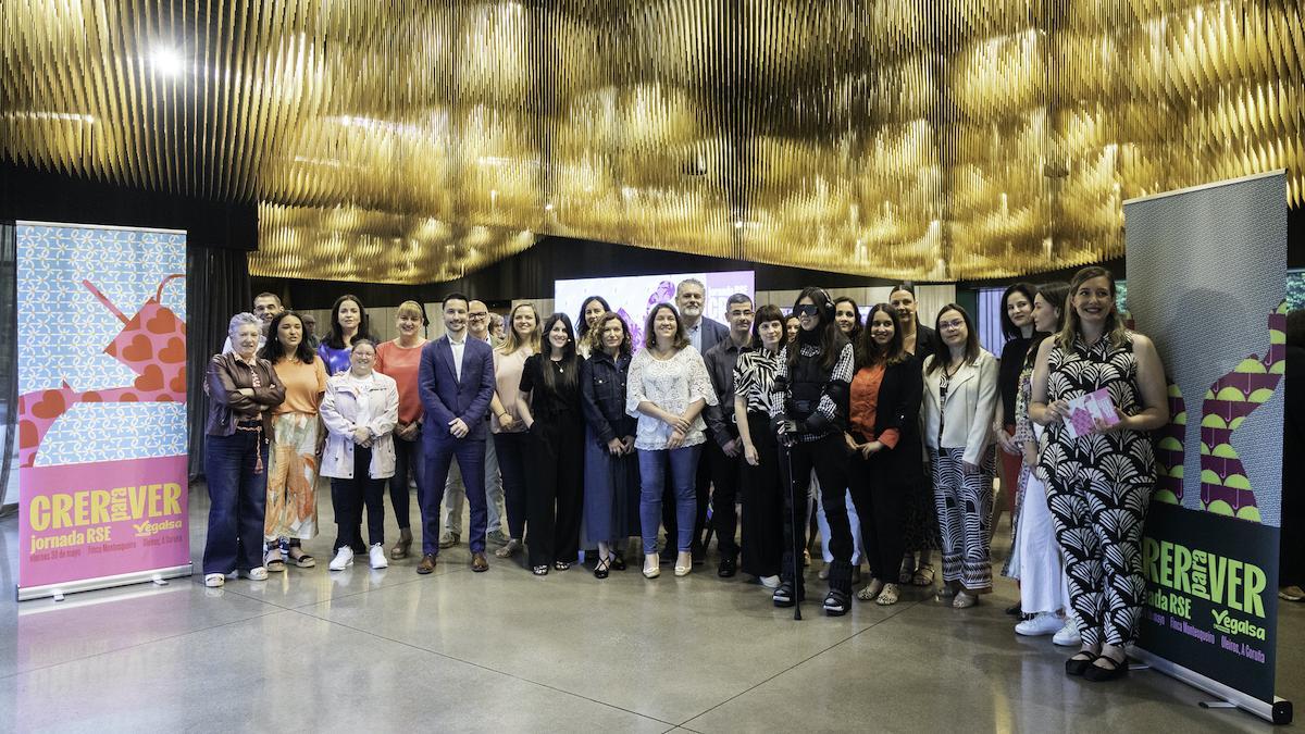 Foto de familia de la jornada, que contó con Begoña Abeijón (Xunta de Galicia), y Gabriela González (Vegalsa-Eroski).