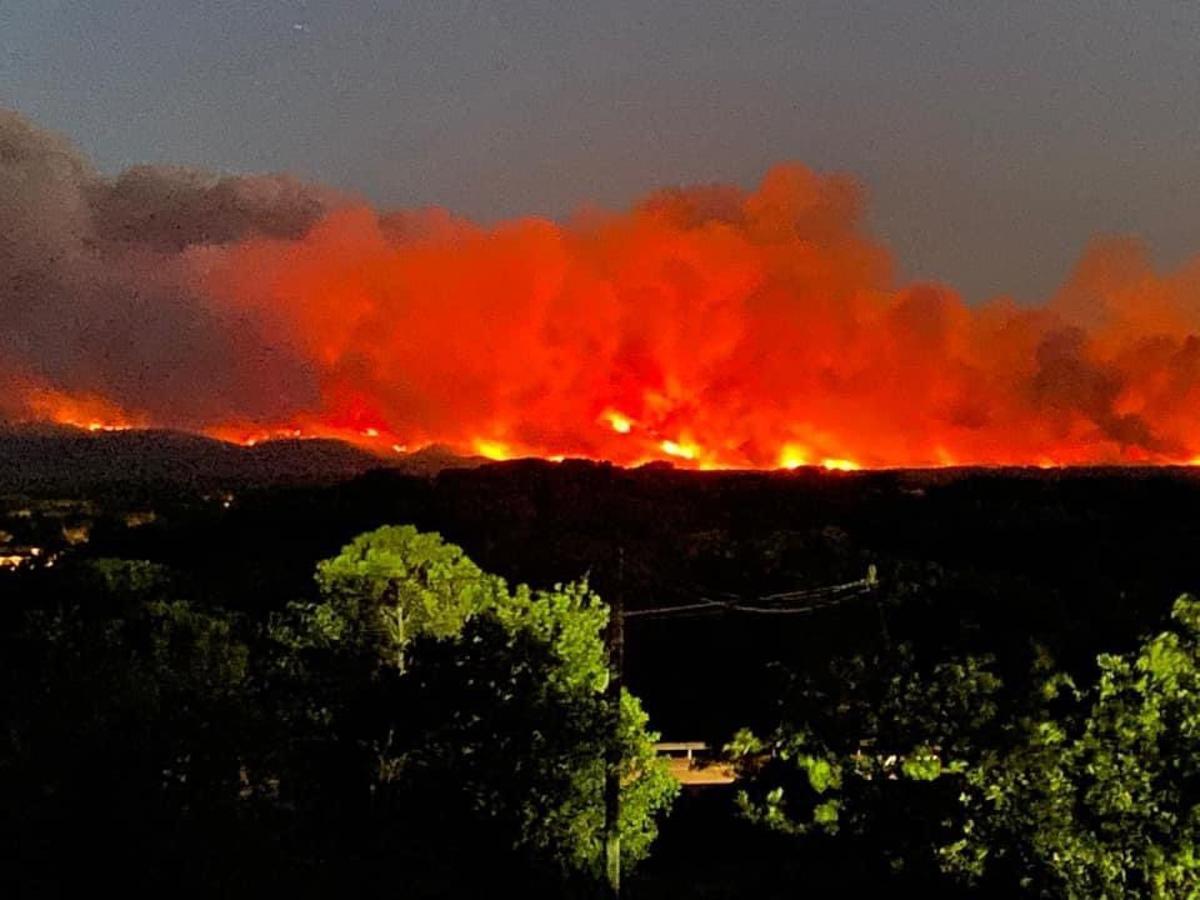 Milers de persones evacuades per un gran incendi al sud de França