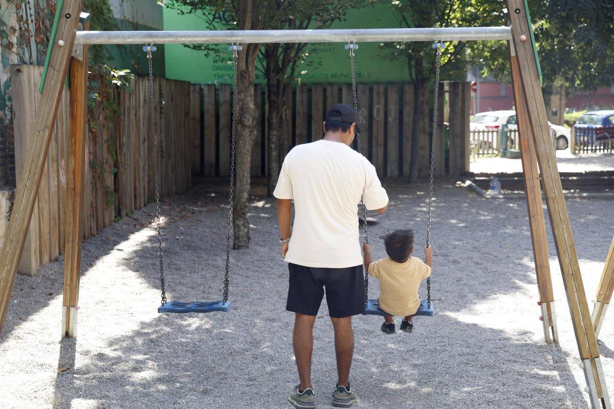 Les famílies es traslladen a altres barris a la recerca de parcs amb ombra